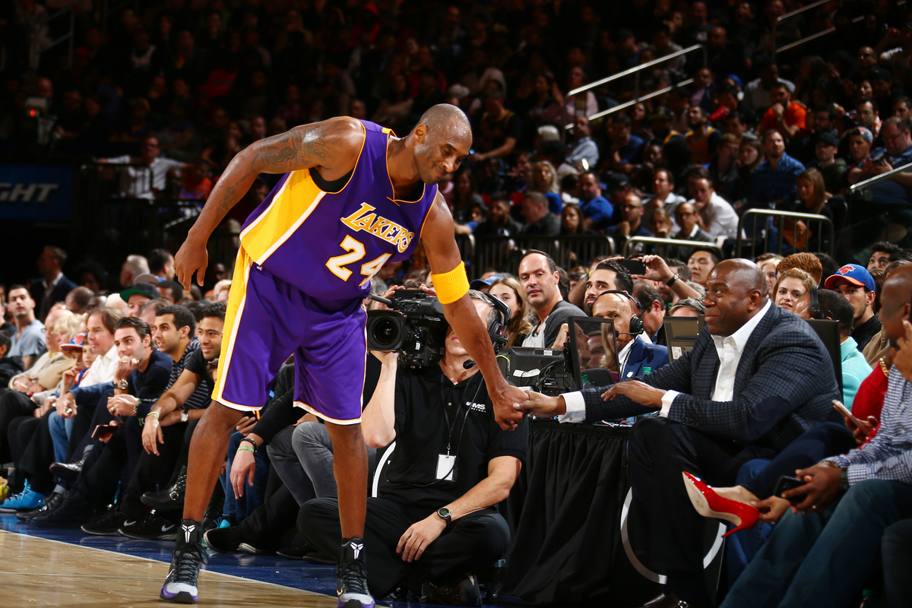 Kobe Bryant tributa i saluti a Magic Johnson che assiste al match (Getty Images)